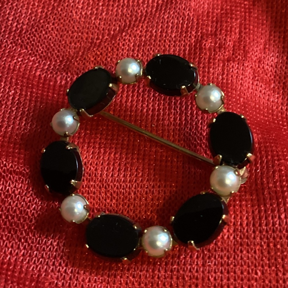 Vintage 12K Gold Filled Onyx and Pearl Wreath Pin